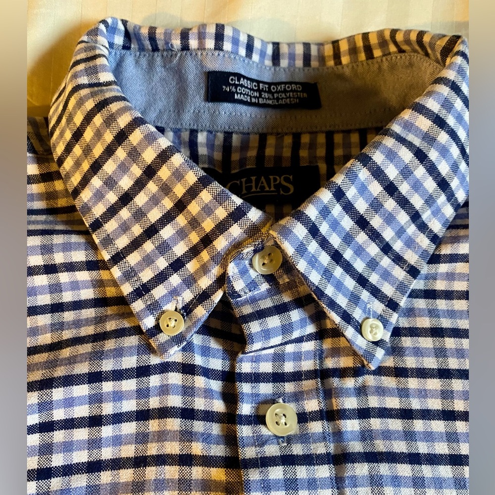 Chaps Men’s wrinkle free long sleeve button down shirt. Size Large